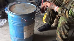 ГОРЯЧЕЕ КОПЧЕНИЕ ХАРИУСА В УСЛОВИЯХ ГАРАЖА В ЖЕЛЕЗНОЙ БОЧЕЧКЕ.
