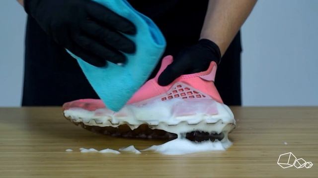 Как почистить Adidas x Pharrell Williams Hu Nmd?! // Видеоинструкция от Solemate смотреть онлайн