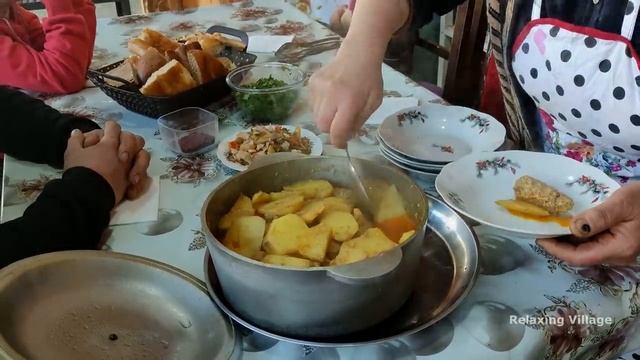 LIFE IS PEACEFUL AND HEALTHY IN OUR VILLAGE | GRANDMA COOKING PAN KEBAB | RURAL RELAXING VILLAGE смотреть онлайн