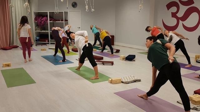 Йога Айенгара. Плечи, шея. Уттхита Триконасана смотреть онлайн