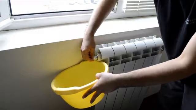 Как получить воздух из радиатора горячей воды (из видео) смотреть онлайн