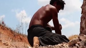 Индусы строят земляной дом. нора Хоббита