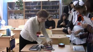 Школьницы после уроков