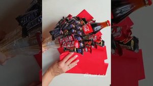 Как собрать букет из шоколадных батончиков с колой.