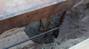 Заливка рамы откатных ворот с лентой под забор