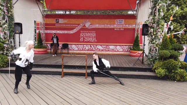 Поединок на саблях в центре Москвы #Москва #Поединок #ВременаиЭпохи смотреть онлайн