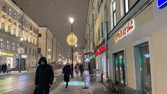 ЯРКАЯ НАРУЖНАЯ ПРОЕКЦИОННАЯ РЕКЛАМА. ВЛОГ ИЗ МОСКВЫ.