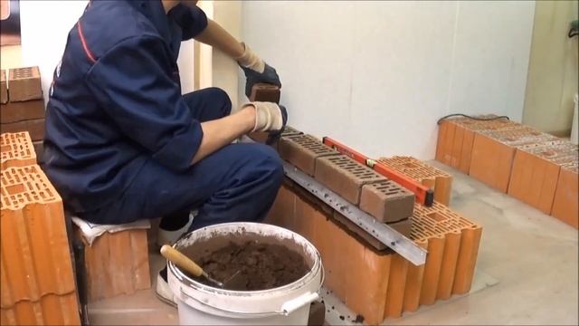 Кладка кирпича цветным кладочным раствором Perel с помощью металлического прутка