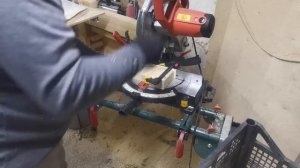 Нарезка боковых планок альпийской рамки торцовочной пилой