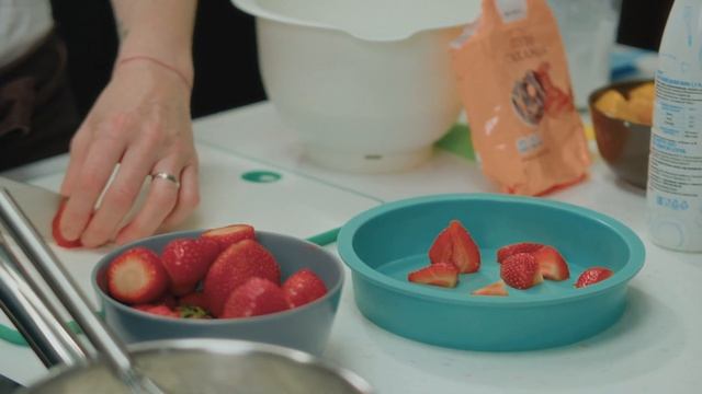 Йогуртовый торт с манго | Рецепт бренд-шефа ВкусВилл