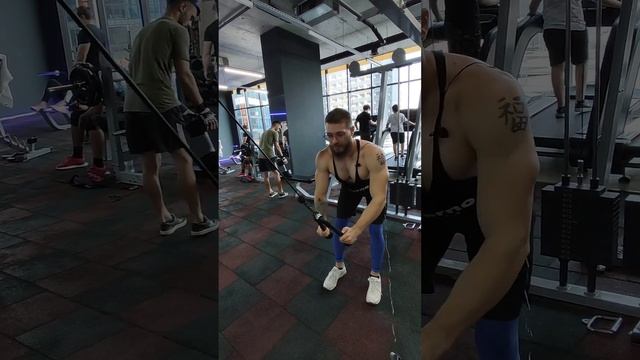 Пуловер в кроссовере с канатной рукояткой. смотреть онлайн