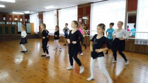 НОВОГОДНИЕ ТАНЦЫ А на улице мороз  Ну ка все взялись за нос