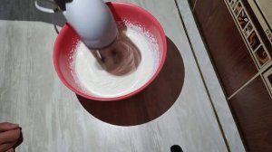 Процесс взбивания растительных сливок.