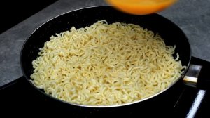 Приготовить завтрак из готовой лапши! Make breakfast with noodles!