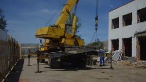 Автокран Урал в Калуге перекидывает кирпич, 卡车乌拉扔了块砖头