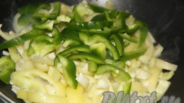 Овощи, тушеные с колбасой