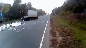 Лобовое столкновение двух фур на трассе. Жесть.