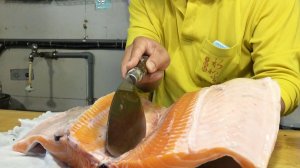 Как легко освоить идеальную разделку и приготовление целого лосося!