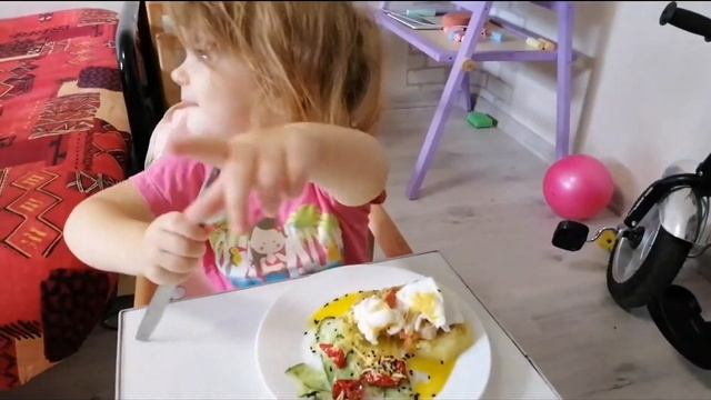 Картофель с куриным филе, пюре из зелёного горошка с луком, помидором и яйцом пашот ?и салатик из о смотреть онлайн