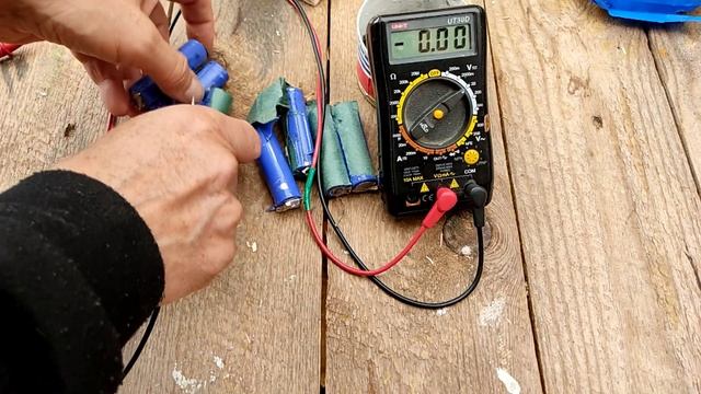 Разборка аккумуляторной сборки LiitoKala с поиском полезных элементов