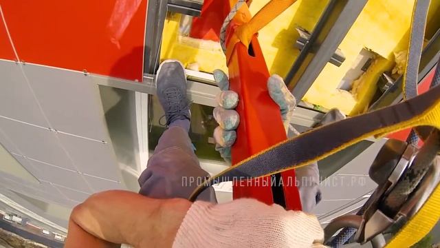 Монтаж корзины для кондиционера на вентфасаде.