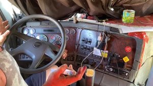 Попал в кабину настоящего американского грузовика и офигел! Обзор Freightliner с пробегом в 5 млн к