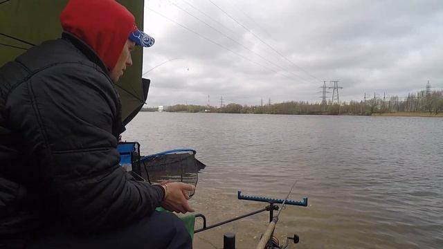 Рыбалка в Капотне на Москва реке весной. Фидер на НМР. Ловля леща. Рыбалка 2022 смотреть онлайн
