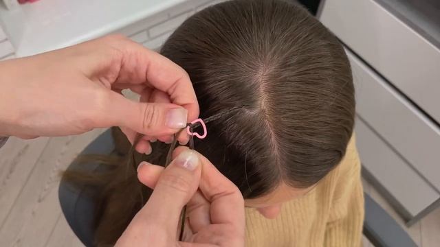 Кіска з кільцями. Плетіння волосся з прикрасами смотреть онлайн