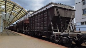 Грузовой тепловоз 2ТЭ25КМ-0148 с грузовым составом отправляется со станции Витебск