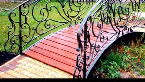 Кованый мостик для сада, мостик для дачи с красивыми перилами из металла.