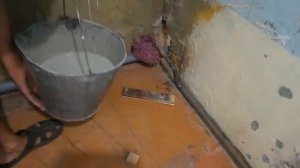 Заливаем самовыравнивающийся наливной пол. Проверка уровнем. Капитальный ремонт ванной.