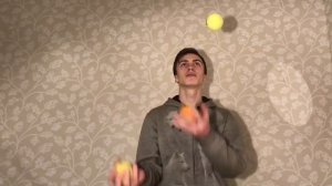 Урок жонглирования двумя, тремя и четырьмя мячиками.