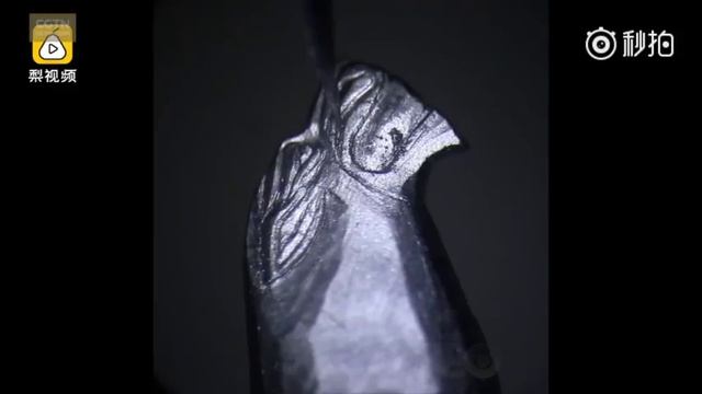 Мастер миниатюр из Уфы вырезает крошечные шедевры на кончиках грифелей карандашей [Age0+] смотреть онлайн