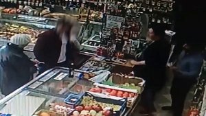 Фальшивые деньги в магазине