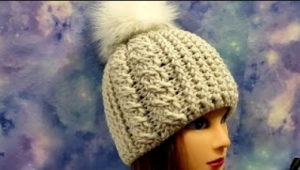 ШАПОЧКА узором КОСЫ крючком.  Подробное видео шапочки КОСАМИ для начинающих. (720p).mp4