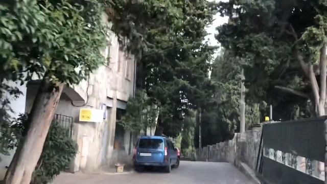 Алупка. По узким улочкам городка на автомобиле. Октябрь 2022. Крым. Crimea. Alupka. Yalta