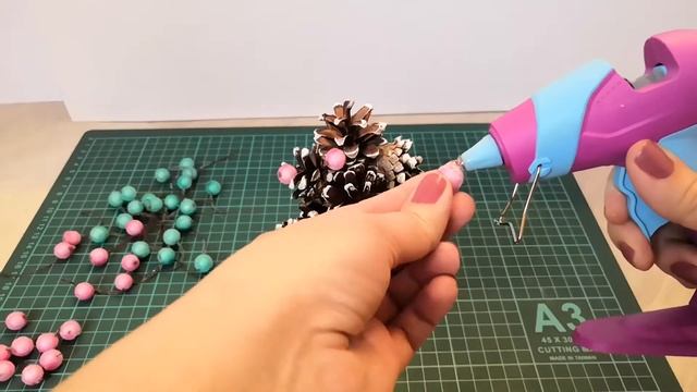 Елка из шишек. Украшаем кукольную комнату к новому году. смотреть онлайн