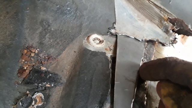 Сварка порогов! Ремонт авто ВАЗ 2112! Продолжаем менять порог и сгнившие полики своими руками! смотреть онлайн