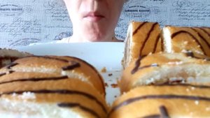 МУКБАНГ БИСКВИТНЫЙ РУЛЕТ С КЛУБНИКОЙ И КАКАО С МОЛОКОМ АГУША MUKBANG SWISS ROLL WITH MILK