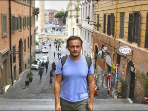 Причащение в православном храме Рима, а также Пиноккио и Хьюго из Lost