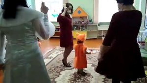 Танец с погремушками в младшей группе.