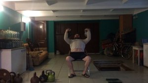 Жим гирь по 32 кг. сидя!