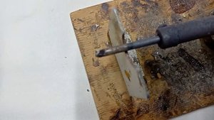 Удаляем припой из места пайки.