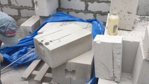 Выпиливание U-блока под армопояс с помощью электропилы