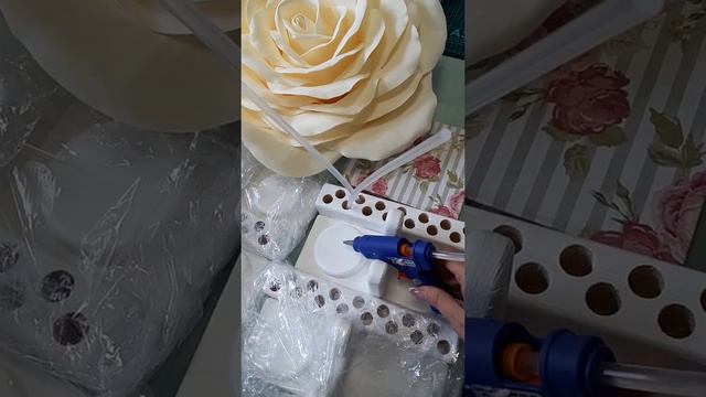 Подставка под клеевой пистолет. Видеобзор. Полезная вещь для рукоделия смотреть онлайн