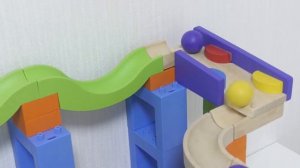 Шарики и кубики, шарики катаются по лабиринту из кубиков