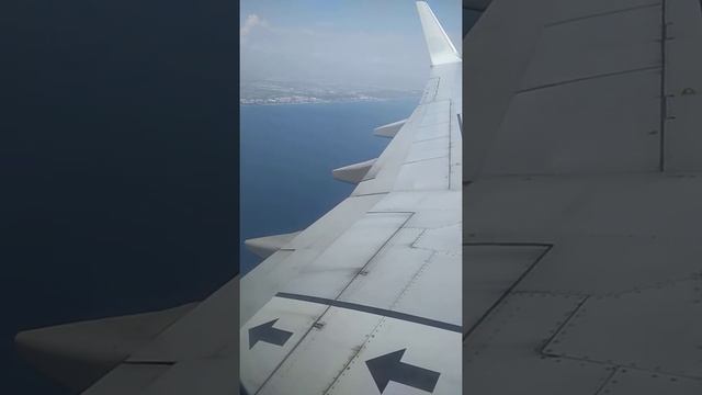 Вид из иллюминатора лучшего места в самолете, летим над Турцией