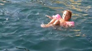 Лена купается в море.