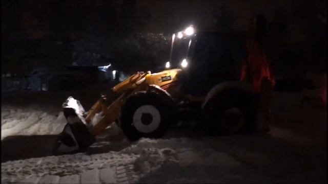 4.04.18 Трактор чистит стоянку на водоеме Савельево-2 смотреть онлайн