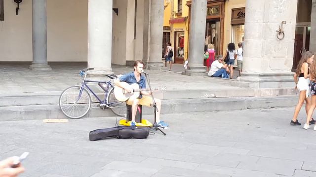 Уличный музыкант на улицах Лукки. Италия смотреть онлайн